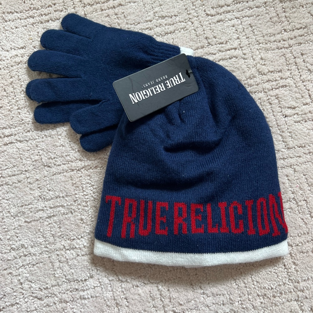 New True religion boys set of hat and gloves.